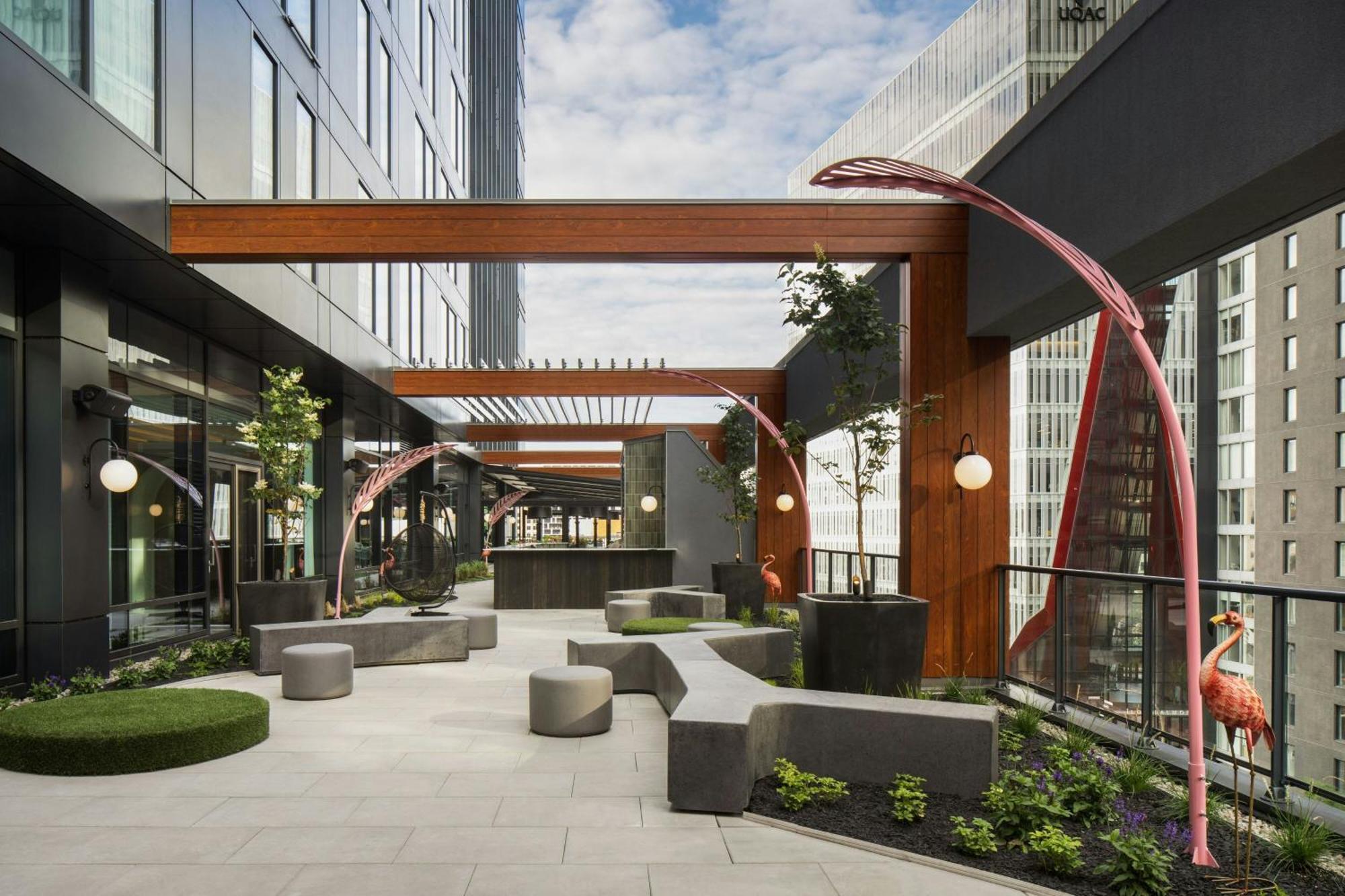 Honeyrose Hotel, Montreal, A Tribute Portfolio Hotel Exterior photo The outdoor patio at the 10th floor of the building